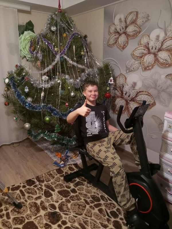 Подросток из Марковского округа получил в подарок велотренажер с «Елки желаний» Подросток из Марковского округа получил в подарок велотренажер с «Елки желаний»