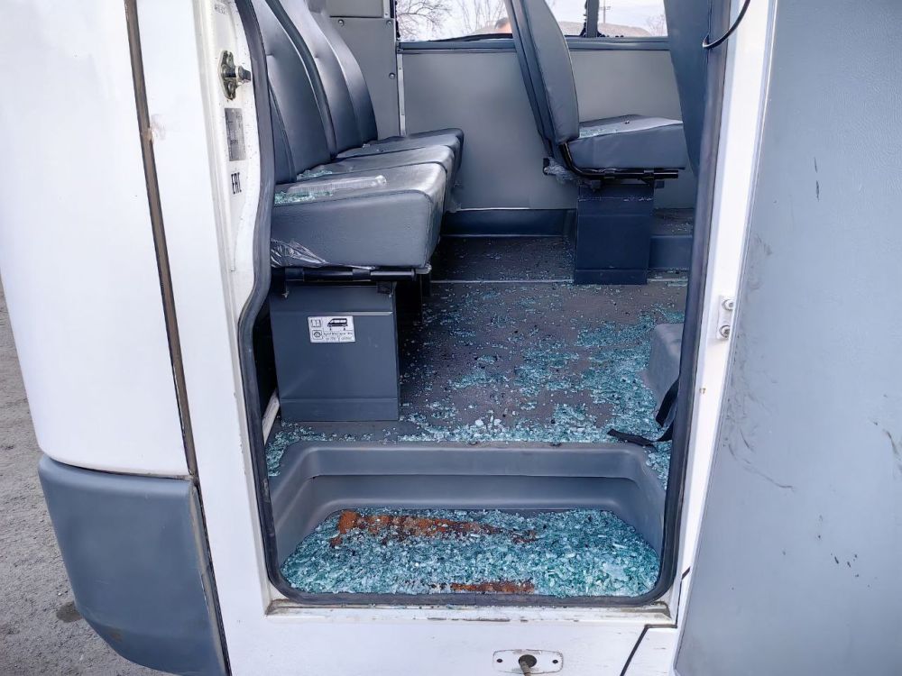 В пятницу, 14 марта, рейсовый автобус, который следовал по маршруту из Варваровки в Рубежное, приближаясь к конечной точки своего пути, подвергся атаке дрона- камикадзе со стороны ВСУ В пятницу, 14 марта, рейсовый автобус, который следовал по маршруту из Варваровки в Рубежное, приближаясь к конечной точки своего пути, подвергся атаке дрона- камикадзе со стороны ВСУ