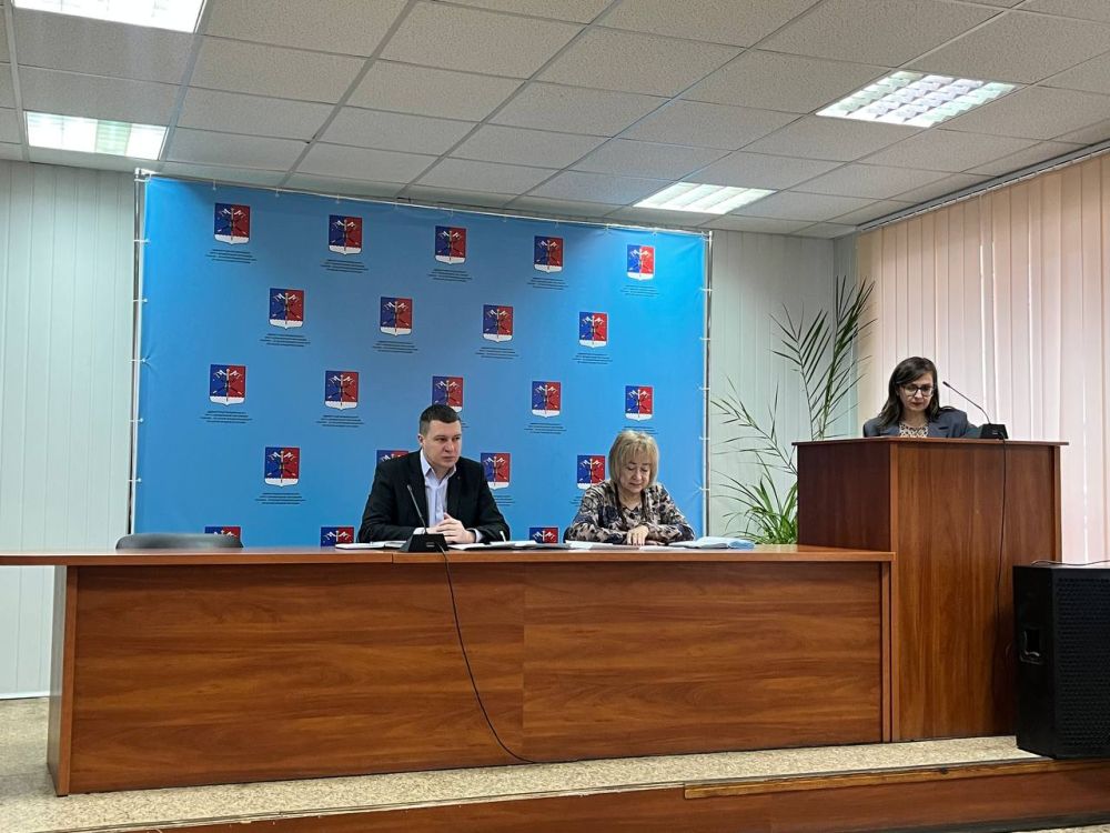 Альберт Зинченко: Сегодня первый заместитель Главы Станично-Луганского МО Владимир Макеев совместно с председателем Совета Станично-Луганского МО Татьяной Пономаревой провели аппаратное совещание с руководителями структурных... Альберт Зинченко: Сегодня первый заместитель Главы Станично-Луганского МО Владимир Макеев совместно с председателем Совета Станично-Луганского МО Татьяной Пономаревой провели аппаратное совещание с руководителями структурных...