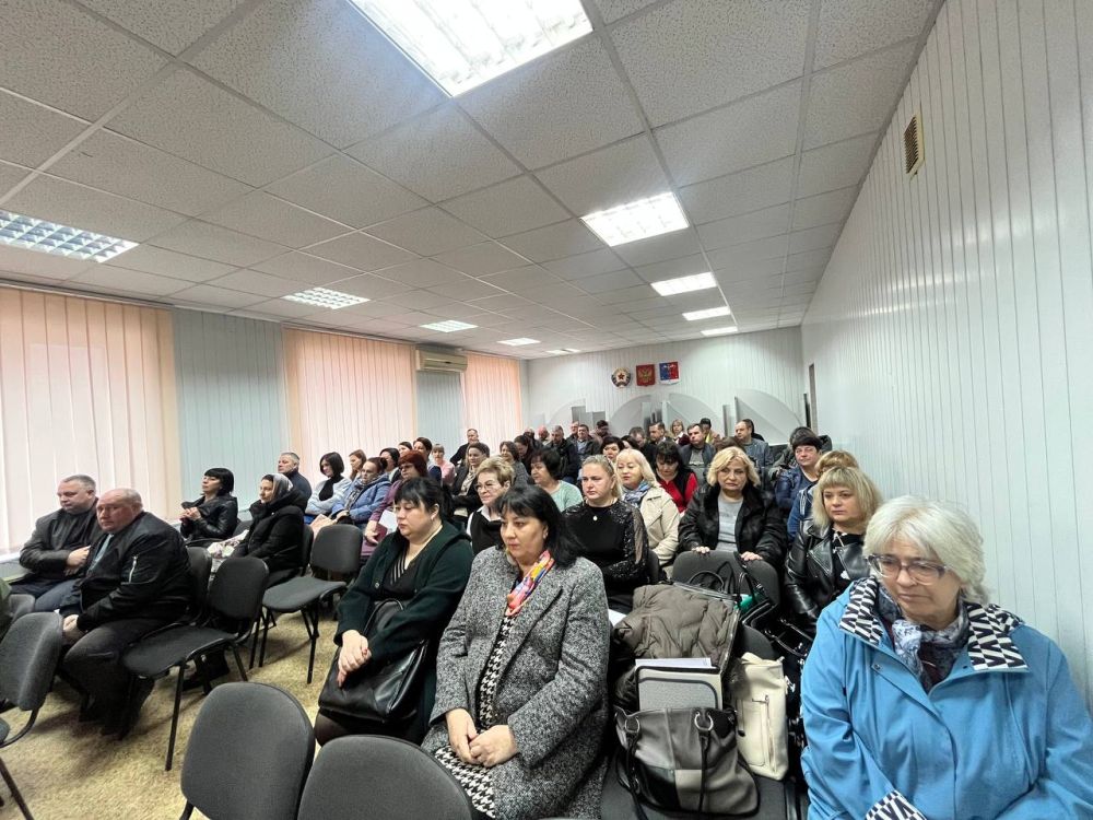 Альберт Зинченко: Сегодня первый заместитель Главы Станично-Луганского МО Владимир Макеев совместно с председателем Совета Станично-Луганского МО Татьяной Пономаревой провели аппаратное совещание с руководителями структурных... Альберт Зинченко: Сегодня первый заместитель Главы Станично-Луганского МО Владимир Макеев совместно с председателем Совета Станично-Луганского МО Татьяной Пономаревой провели аппаратное совещание с руководителями структурных...