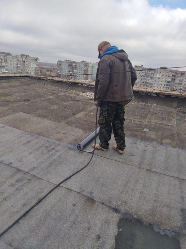 Коммунальные будни. Работники общества с ограниченной ответственностью "КОМ-СЕРВИС" ведут работы по текущему ремонту отдельных мест покрытия мягкой кровли подъезда № 3, многоквартирного дома № 1, квартала Гагарина Коммунальные будни. Работники общества с ограниченной ответственностью "КОМ-СЕРВИС" ведут работы по текущему ремонту отдельных мест покрытия мягкой кровли подъезда № 3, многоквартирного дома № 1, квартала Гагарина
