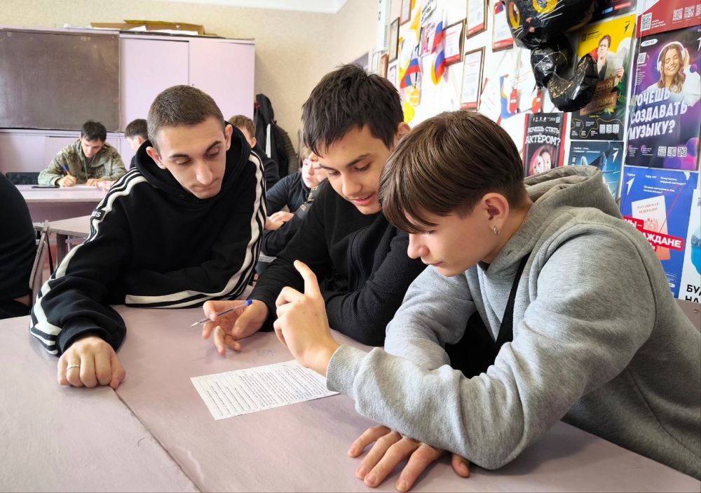 В Лутугинском колледже был проведен «Профессиональный квиз» для участников клуба «Поколение 21» В Лутугинском колледже был проведен «Профессиональный квиз» для участников клуба «Поколение 21»