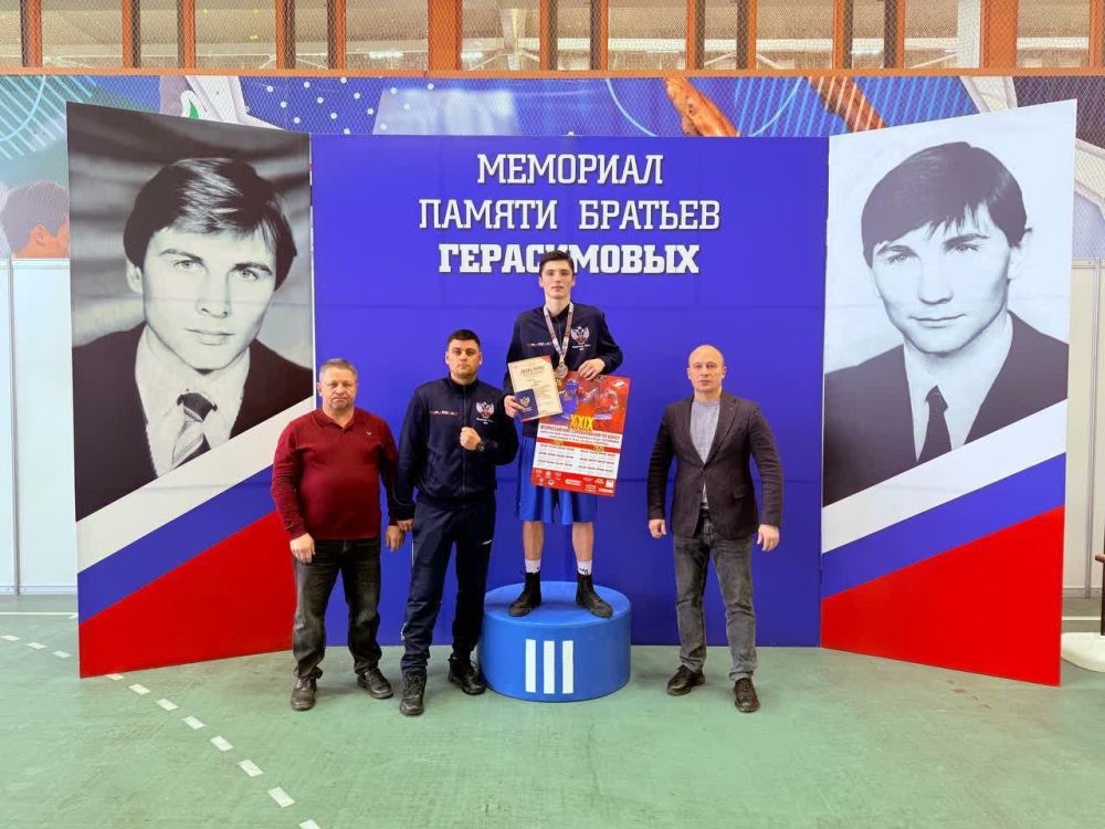 Боксер из ЛНР получил именную лицензию для участия в Первенстве России по боксу на 2025 год Боксер из ЛНР получил именную лицензию для участия в Первенстве России по боксу на 2025 год