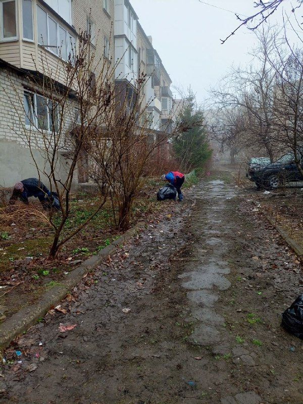 Коммунальные будни. Муниципальное унитарное предприятие "Ровеньковское жилищно-коммунальное предприятие" города Ровеньки ведут работы по уборке придомовых территорий многоквартирных домов которые находятся на обслуживании... Коммунальные будни. Муниципальное унитарное предприятие "Ровеньковское жилищно-коммунальное предприятие" города Ровеньки ведут работы по уборке придомовых территорий многоквартирных домов которые находятся на обслуживании...