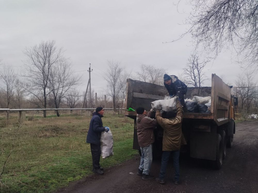 В поселке Успенка жители ул. Вокзальной провели субботник В поселке Успенка жители ул. Вокзальной провели субботник