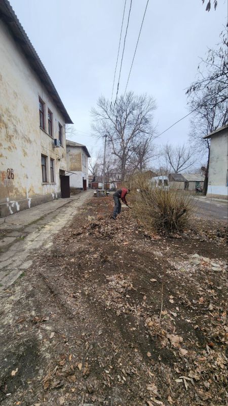 Коммунальные будни. Работники муниципального унитарного предприятия "Жилищно-эксплуатационная контора" города Ровеньки продолжают работы по уборке придомовых территорий многоквартирных домов пгт. Дзержинский Коммунальные будни. Работники муниципального унитарного предприятия "Жилищно-эксплуатационная контора" города Ровеньки продолжают работы по уборке придомовых территорий многоквартирных домов пгт. Дзержинский