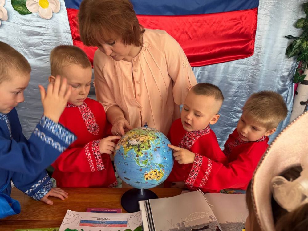 В рамках патриотической акции «Крымская весна» в детском саду "Надежда" прошли мероприятия, посвященные воссоединению Крыма с Россией В рамках патриотической акции «Крымская весна» в детском саду "Надежда" прошли мероприятия, посвященные воссоединению Крыма с Россией