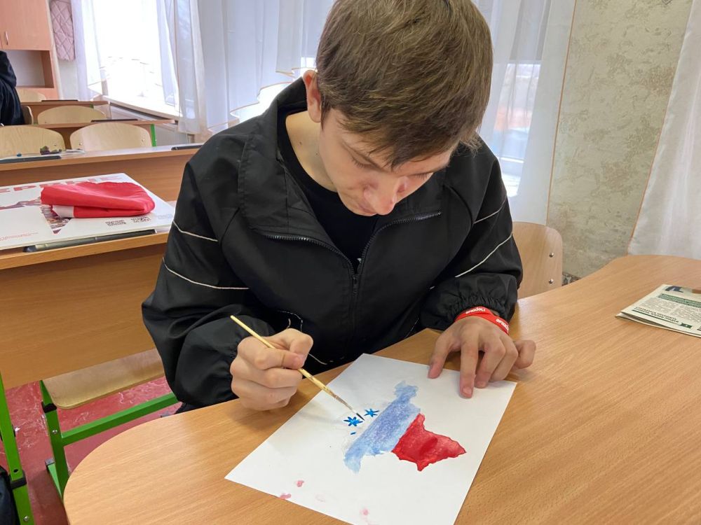 Вместе мы сила. В День воссоединения Крыма с Россией Первые Меловского муниципального округа присоединились ко Всероссийской акции «Краски Крыма» Ребята узнали об истории значимых мест и достопримечательностях полуострова. А... Вместе мы сила. В День воссоединения Крыма с Россией Первые Меловского муниципального округа присоединились ко Всероссийской акции «Краски Крыма» Ребята узнали об истории значимых мест и достопримечательностях полуострова. А...