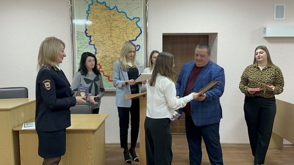 Сегодня в Администрации городского округа город Ровеньки состоялось вручение паспортов Российской Федерации юным жителям города Ровеньки, приуроченное ко Дню воссоединения Крыма с Россией Сегодня в Администрации городского округа город Ровеньки состоялось вручение паспортов Российской Федерации юным жителям города Ровеньки, приуроченное ко Дню воссоединения Крыма с Россией