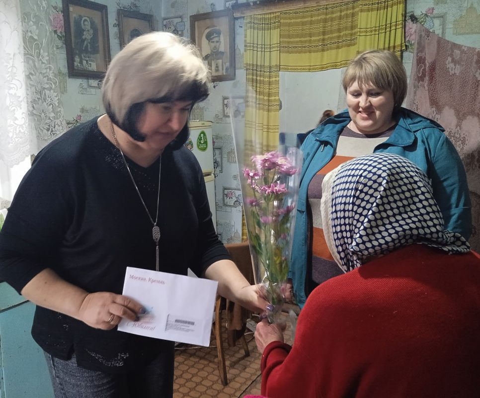 Жительница поселка Северо-Гундоровский отметила 95-летие с поздравлением от Президента Жительница поселка Северо-Гундоровский отметила 95-летие с поздравлением от Президента