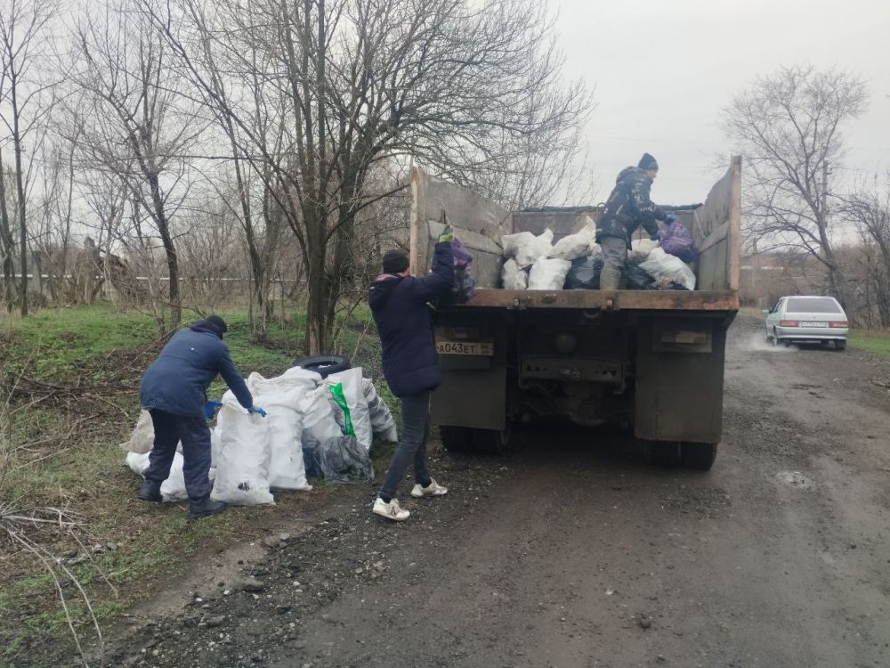 В поселке Успенка жители ул. Вокзальной провели субботник В поселке Успенка жители ул. Вокзальной провели субботник
