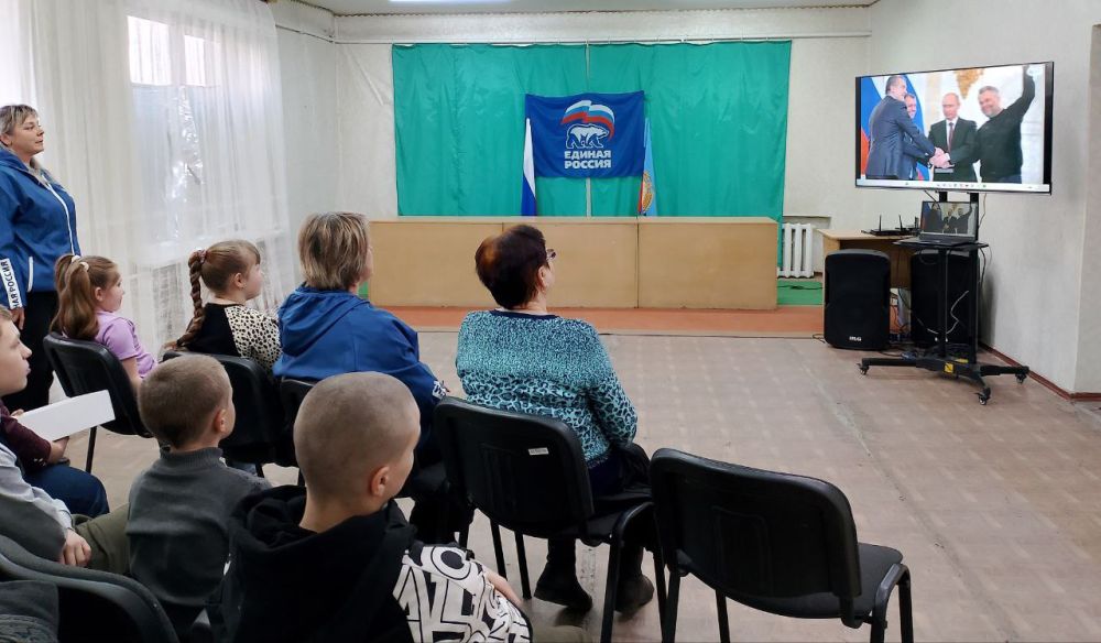 Ко дню воссоединения Крыма с Россией в отделе по делам территорий, совместно с СДК пгт Есауловка, библиотекой, учащимися Есауловской школы, активистами партии «Единая Россия» прошло мероприятие в формате мультимедийной... Ко дню воссоединения Крыма с Россией в отделе по делам территорий, совместно с СДК пгт Есауловка, библиотекой, учащимися Есауловской школы, активистами партии «Единая Россия» прошло мероприятие в формате мультимедийной...