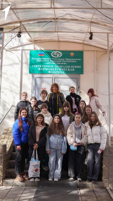 Погружение в науку. В рамках Всероссийского проекта «Первые в науке» активисты Движения посетили Фармацевтическую фабрику в Луганске Погружение в науку. В рамках Всероссийского проекта «Первые в науке» активисты Движения посетили Фармацевтическую фабрику в Луганске