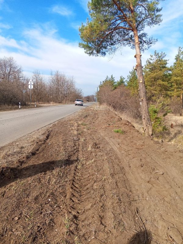 В рамках работ по улучшению дорожной инфраструктуры и повышению безопасности дорожного движения, сотрудники ГУП ЛНР «Луганский автодор» выполнили комплекс работ по планировке обочин и установке дорожных сигнальных столбиков... В рамках работ по улучшению дорожной инфраструктуры и повышению безопасности дорожного движения, сотрудники ГУП ЛНР «Луганский автодор» выполнили комплекс работ по планировке обочин и установке дорожных сигнальных столбиков...