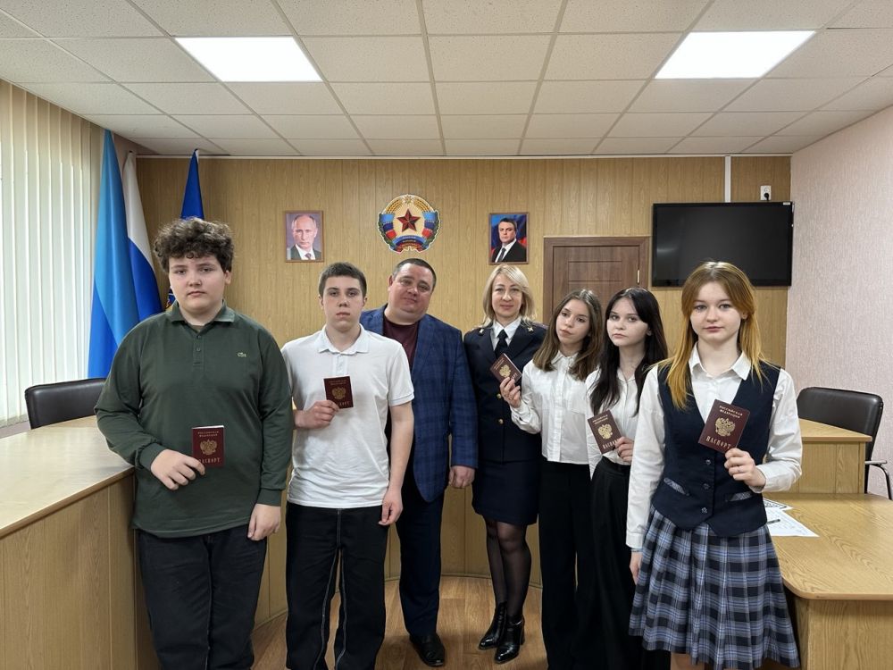 Сегодня в Администрации городского округа город Ровеньки состоялось вручение паспортов Российской Федерации юным жителям города Ровеньки, приуроченное ко Дню воссоединения Крыма с Россией Сегодня в Администрации городского округа город Ровеньки состоялось вручение паспортов Российской Федерации юным жителям города Ровеньки, приуроченное ко Дню воссоединения Крыма с Россией