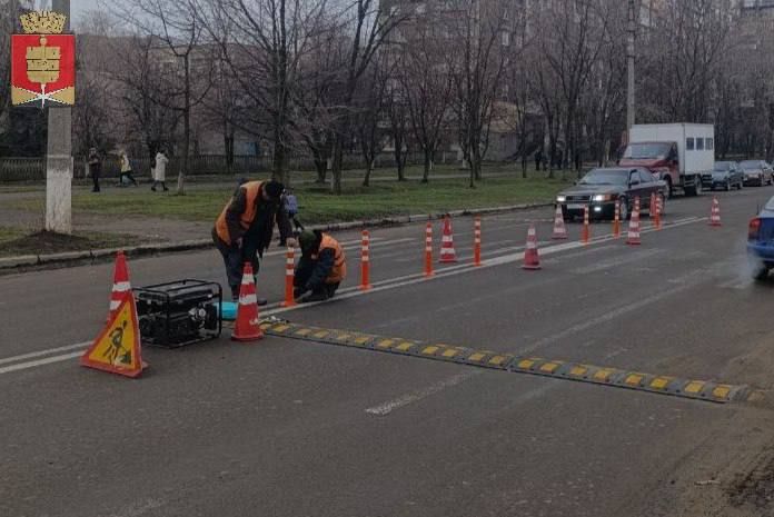 Коммунальные службы проводят работы на территории города Коммунальные службы проводят работы на территории города