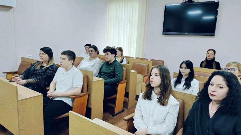 Сегодня в Администрации городского округа город Ровеньки состоялось вручение паспортов Российской Федерации юным жителям города Ровеньки, приуроченное ко Дню воссоединения Крыма с Россией Сегодня в Администрации городского округа город Ровеньки состоялось вручение паспортов Российской Федерации юным жителям города Ровеньки, приуроченное ко Дню воссоединения Крыма с Россией