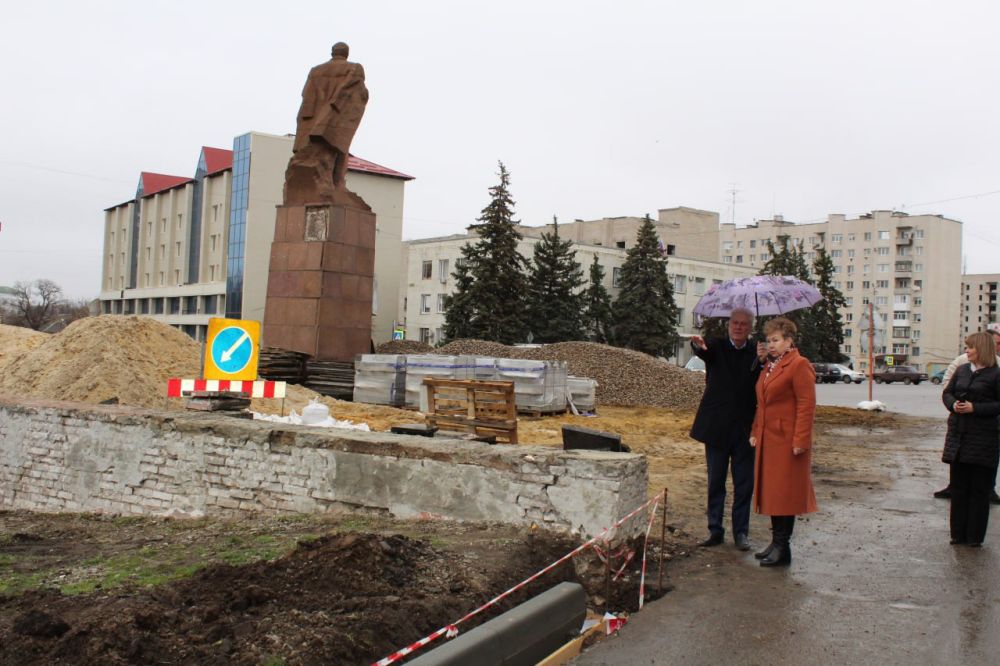 Сергей Козенко: Также в рамках визита Сенатора Ольги Бас мы совместно ознакомилась с ходом работ на Аллее Дружбы, где с 1 марта активно идут строительные работы Сергей Козенко: Также в рамках визита Сенатора Ольги Бас мы совместно ознакомилась с ходом работ на Аллее Дружбы, где с 1 марта активно идут строительные работы