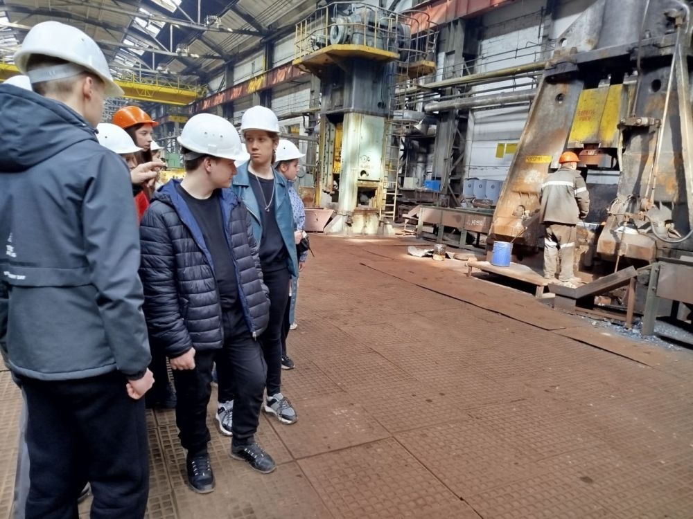 Стахановские школьники посетили завод «РТ – Новые Горизонты» Стахановские школьники посетили завод «РТ – Новые Горизонты»