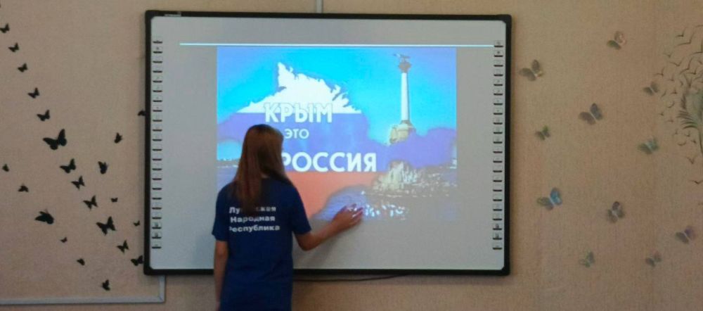 Вместе мы сила. В День воссоединения Крыма с Россией Первые Меловского муниципального округа присоединились ко Всероссийской акции «Краски Крыма» Ребята узнали об истории значимых мест и достопримечательностях полуострова. А... Вместе мы сила. В День воссоединения Крыма с Россией Первые Меловского муниципального округа присоединились ко Всероссийской акции «Краски Крыма» Ребята узнали об истории значимых мест и достопримечательностях полуострова. А...
