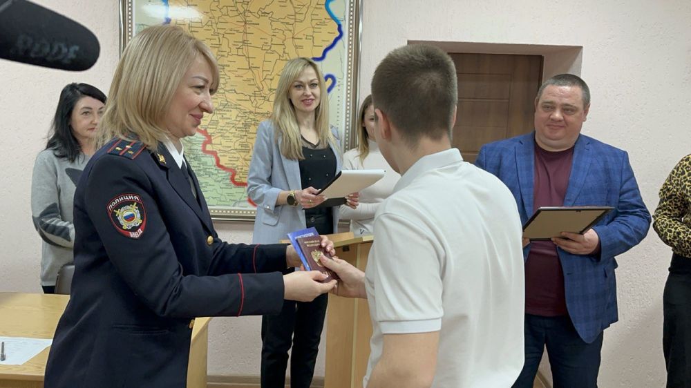 Сегодня в Администрации городского округа город Ровеньки состоялось вручение паспортов Российской Федерации юным жителям города Ровеньки, приуроченное ко Дню воссоединения Крыма с Россией Сегодня в Администрации городского округа город Ровеньки состоялось вручение паспортов Российской Федерации юным жителям города Ровеньки, приуроченное ко Дню воссоединения Крыма с Россией
