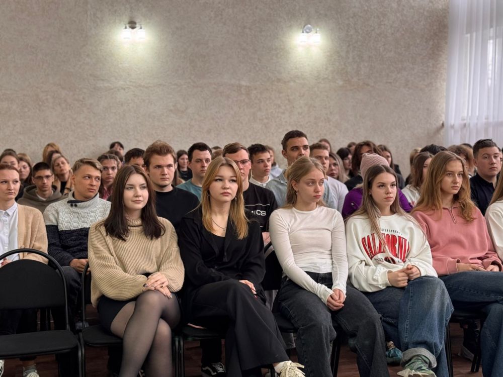 18 марта стены Краснодонской средней школы № 4 имени Героя Советского Союза Сергея Тюленина наполнились атмосферой будущего и надежд 18 марта стены Краснодонской средней школы № 4 имени Героя Советского Союза Сергея Тюленина наполнились атмосферой будущего и надежд