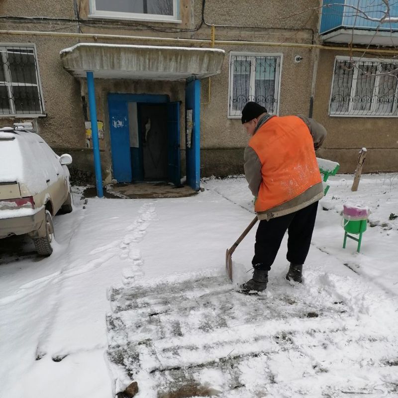 Мартовский снег вынудил коммунальщиков сменить мётлы на лопаты Мартовский снег вынудил коммунальщиков сменить мётлы на лопаты