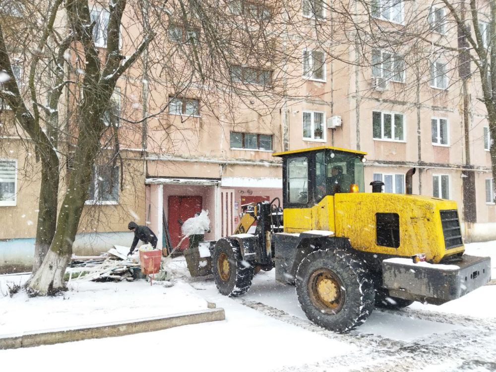 В ходе выполнения работ по монтажу старого лифтового оборудования в многоквартирном жилом доме № 17 на квартале Гагарина были выявлены скопления твердых коммунальных отходов, которые были складированы нерадивыми жителями... В ходе выполнения работ по монтажу старого лифтового оборудования в многоквартирном жилом доме № 17 на квартале Гагарина были выявлены скопления твердых коммунальных отходов, которые были складированы нерадивыми жителями...