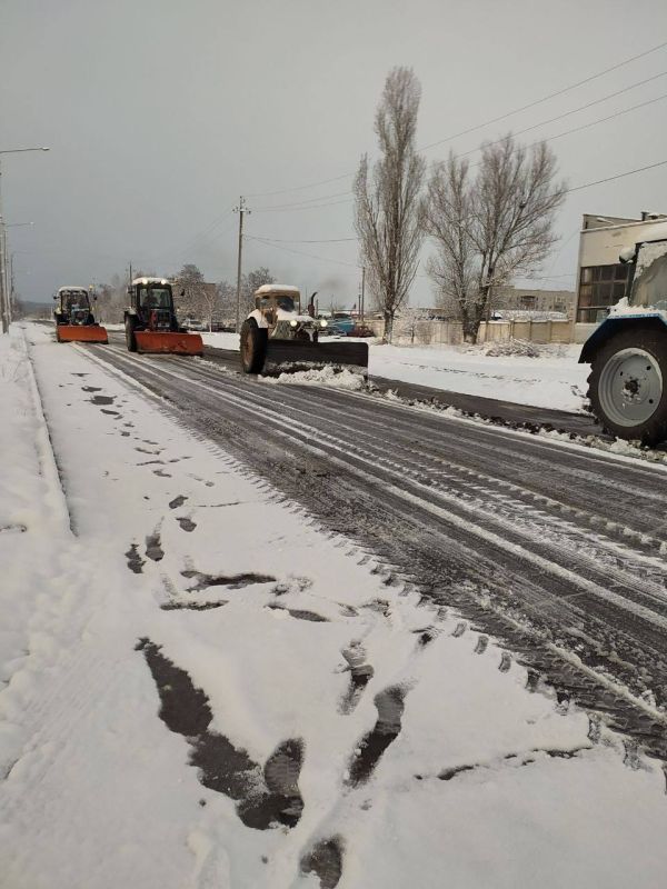 На борьбу с мартовским снегом ранним утром среды вышли и коммунальщики прифронтового Рубежного На борьбу с мартовским снегом ранним утром среды вышли и коммунальщики прифронтового Рубежного