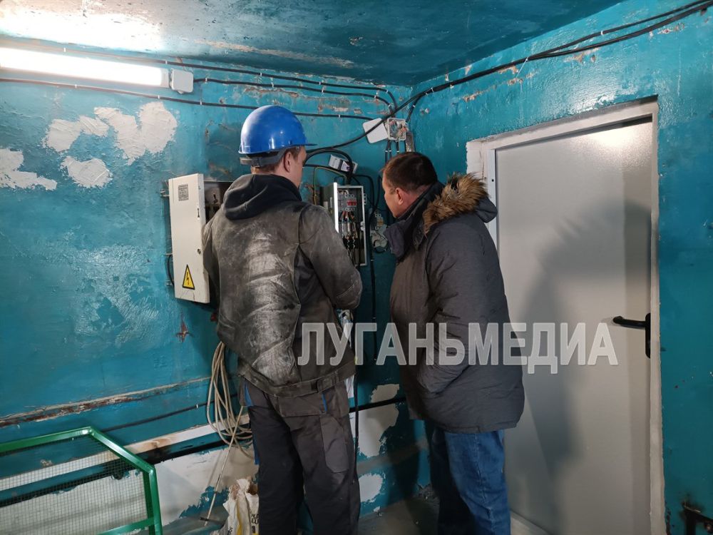В Ровеньках продолжается установка лифтового оборудования В Ровеньках продолжается установка лифтового оборудования
