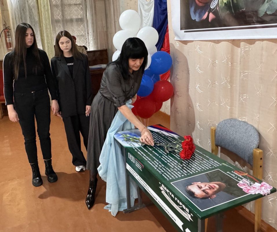 В ОБЩЕОБРАЗОВАТЕЛЬНЫХ УЧРЕЖДЕНИЯХ КРАСНОГО ЛУЧА ПРОДОЛЖАЕТСЯ ОТКРЫТИЕ ПАРТ ГЕРОЕВ В ОБЩЕОБРАЗОВАТЕЛЬНЫХ УЧРЕЖДЕНИЯХ КРАСНОГО ЛУЧА ПРОДОЛЖАЕТСЯ ОТКРЫТИЕ ПАРТ ГЕРОЕВ