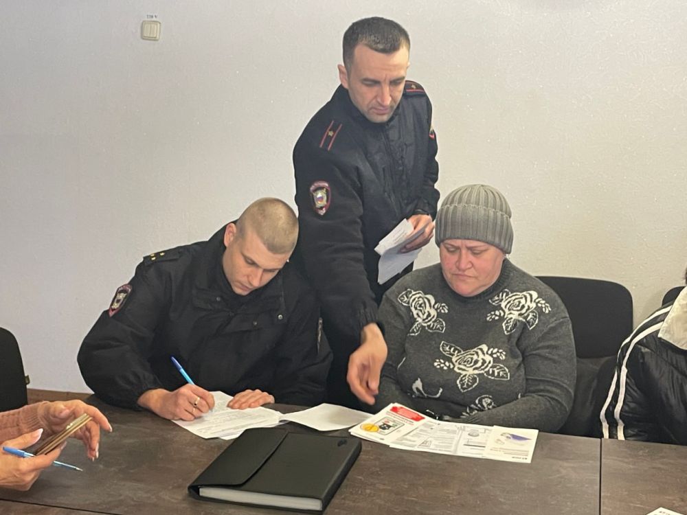 Полиция и представители банка провели встречу с жителями Суходольска Полиция и представители банка провели встречу с жителями Суходольска