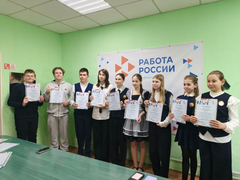 Награждение победителей фотоконкурса «Рабочие будни моих родителей» в Лутугинском муниципальном округе Награждение победителей фотоконкурса «Рабочие будни моих родителей» в Лутугинском муниципальном округе