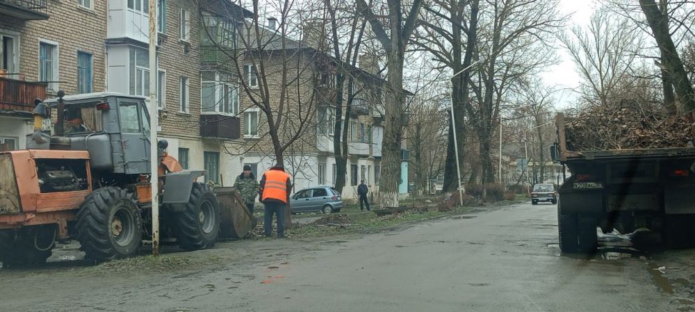Фотофакт: в Молодогвардейске продолжается весенняя уборка! Фотофакт: в Молодогвардейске продолжается весенняя уборка!