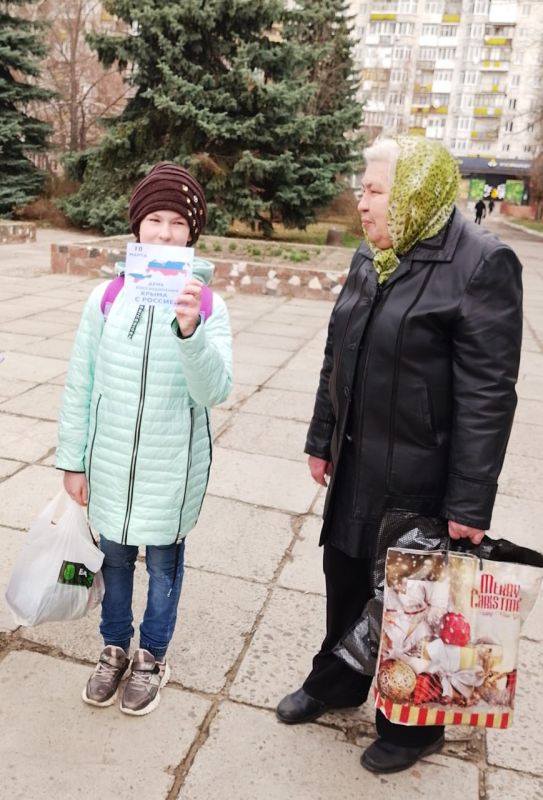 АКЦИЯ «МЫ ВМЕСТЕ». 18 марта 2014 года в Москве был подписан исторический договор о вхождении Крыма и Севастополя в состав Российской Федерации. Этот день стал символом объединения двух регионов, которые после референдума ... АКЦИЯ «МЫ ВМЕСТЕ». 18 марта 2014 года в Москве был подписан исторический договор о вхождении Крыма и Севастополя в состав Российской Федерации. Этот день стал символом объединения двух регионов, которые после референдума ...