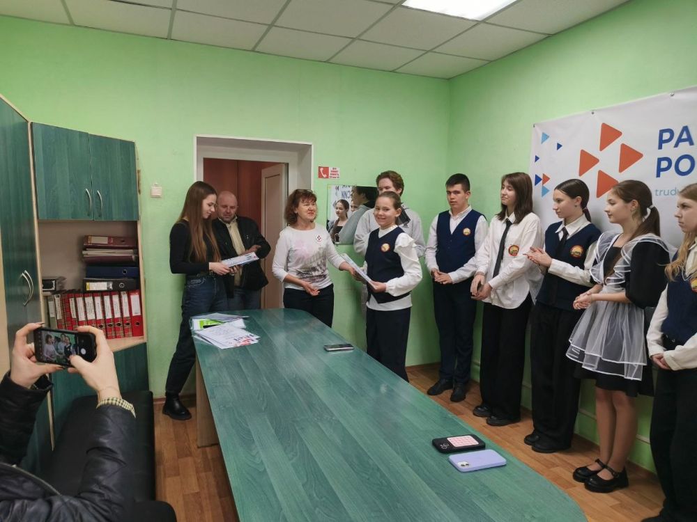 Награждение победителей фотоконкурса «Рабочие будни моих родителей» в Лутугинском муниципальном округе Награждение победителей фотоконкурса «Рабочие будни моих родителей» в Лутугинском муниципальном округе