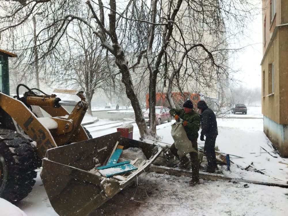В ходе выполнения работ по монтажу старого лифтового оборудования в многоквартирном жилом доме № 17 на квартале Гагарина были выявлены скопления твердых коммунальных отходов, которые были складированы нерадивыми жителями... В ходе выполнения работ по монтажу старого лифтового оборудования в многоквартирном жилом доме № 17 на квартале Гагарина были выявлены скопления твердых коммунальных отходов, которые были складированы нерадивыми жителями...