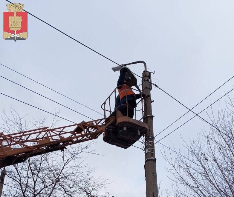 Коммунальные службы проводят работы на территории города Коммунальные службы проводят работы на территории города
