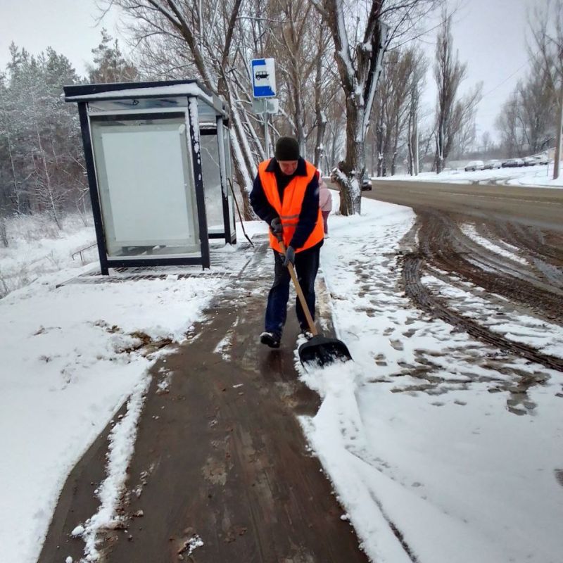Мартовский снег вынудил коммунальщиков сменить мётлы на лопаты Мартовский снег вынудил коммунальщиков сменить мётлы на лопаты