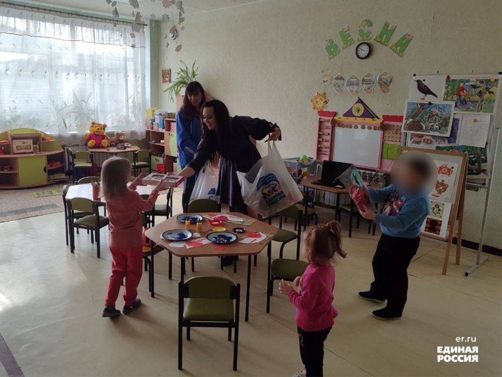 Единороссы навестили детский сад и передали деткам подарки Единороссы навестили детский сад и передали деткам подарки