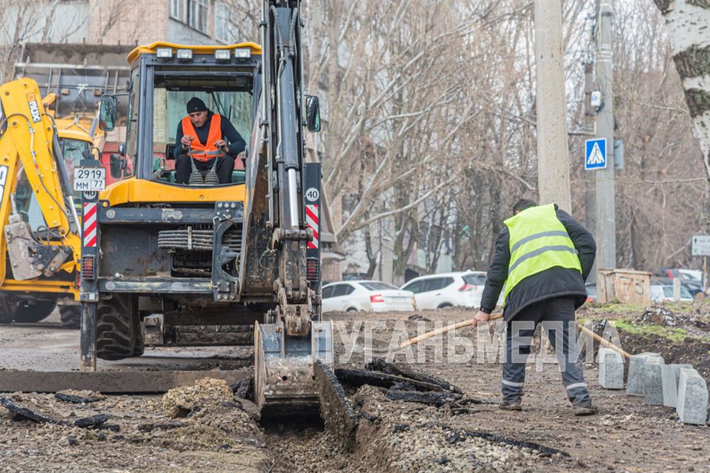 В Луганске 15 марта стартовали дорожные работы на ул. Фрунзе В Луганске 15 марта стартовали дорожные работы на ул. Фрунзе