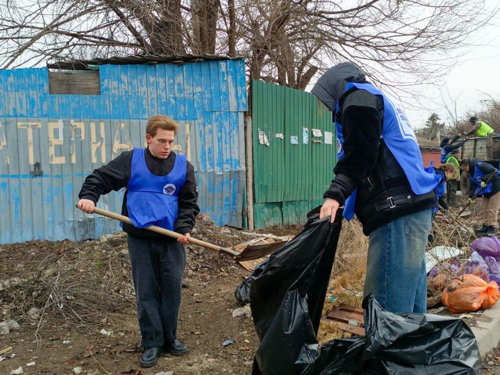 Студенты Луганского педуниверситета дали старт акции #СделайГородЧище, организованной региональным отделением Российских студенческих отрядов и Администрацией столицы Республики Студенты Луганского педуниверситета дали старт акции #СделайГородЧище, организованной региональным отделением Российских студенческих отрядов и Администрацией столицы Республики