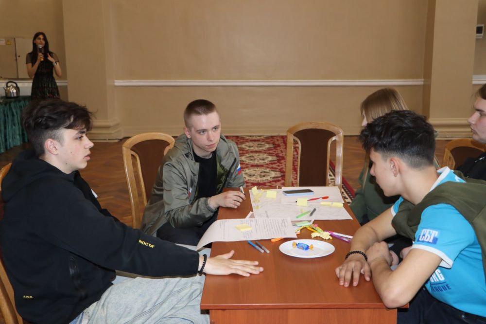 Второй день проектных сессий по благоустройству завершился встречей с молодёжью Второй день проектных сессий по благоустройству завершился встречей с молодёжью