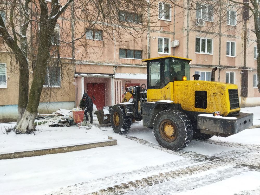 В ходе выполнения работ по монтажу старого лифтового оборудования в многоквартирном жилом доме № 17 на квартале Гагарина были выявлены скопления твердых коммунальных отходов, которые были складированы нерадивыми жителями... В ходе выполнения работ по монтажу старого лифтового оборудования в многоквартирном жилом доме № 17 на квартале Гагарина были выявлены скопления твердых коммунальных отходов, которые были складированы нерадивыми жителями...