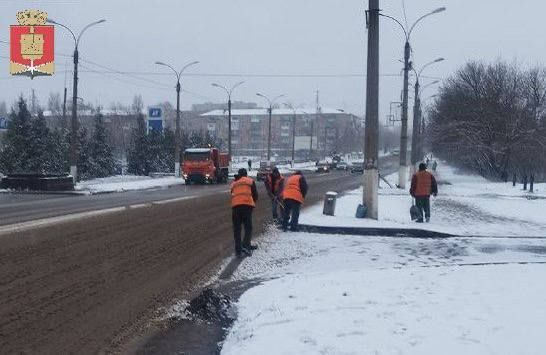 Коммунальные службы проводят работы на территории города Коммунальные службы проводят работы на территории города