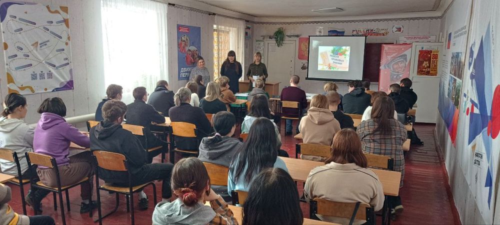 Сегодня с целью формирования у несовершеннолетних знаний о вреде и последствиях употребления никотиносодержащих жидкостей, вейпов и наркотиков специалисты Администрации городского округа Ровеньки и Семейного центра провели... Сегодня с целью формирования у несовершеннолетних знаний о вреде и последствиях употребления никотиносодержащих жидкостей, вейпов и наркотиков специалисты Администрации городского округа Ровеньки и Семейного центра провели...