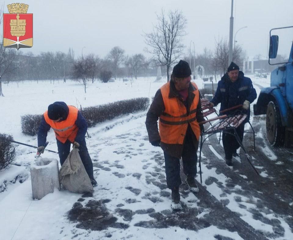 Коммунальные службы проводят работы на территории города Коммунальные службы проводят работы на территории города