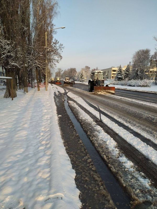 На борьбу с мартовским снегом ранним утром среды вышли и коммунальщики прифронтового Рубежного На борьбу с мартовским снегом ранним утром среды вышли и коммунальщики прифронтового Рубежного