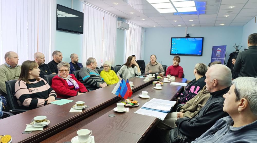 В Администрации Антрацитовского муниципального округа прошла встреча с семьями погибших участников СВО В Администрации Антрацитовского муниципального округа прошла встреча с семьями погибших участников СВО
