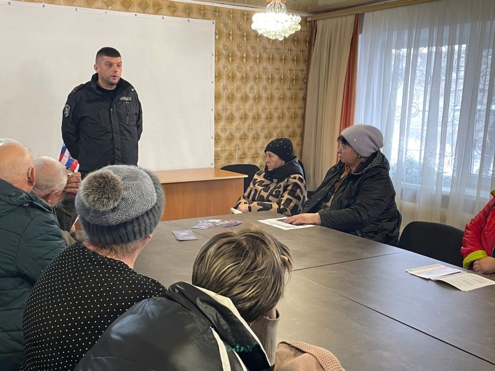 Полиция и представители банка провели встречу с жителями Суходольска Полиция и представители банка провели встречу с жителями Суходольска